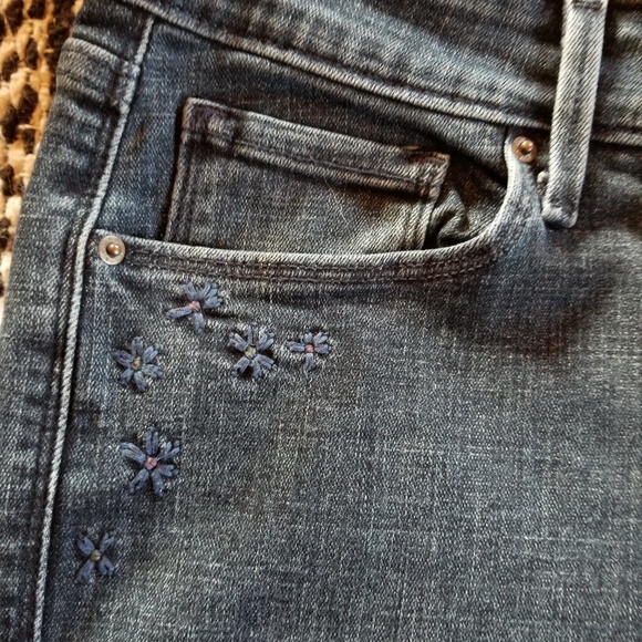 Levi's Embroidered Women's Mid Rise Skinny Jeans 6 - Picture 2 of 4